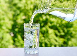 13 Manfaat Minum Air Putih untuk Kesehatan