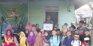LAZNAS WAHDAH INSPIRASI ZAKAT SULTRA SALURKAN BANTUAN MEJA BELAJAR DAN MEMUGAR RUMAH QURAN DI KONAWE KEPULAUAN