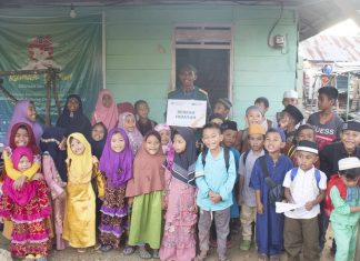 LAZNAS WAHDAH INSPIRASI ZAKAT SULTRA SALURKAN BANTUAN MEJA BELAJAR DAN MEMUGAR RUMAH QURAN DI KONAWE KEPULAUAN