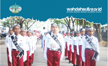 Gerak Jalan Sambil Berdakwah di HUT Kota Baubau ke 21, Santri MI Al Wahdah Pikat Hati Masyarakat