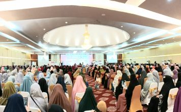 Jadi Narasumber Dialog Muslimah Sultra, Ustazah Khadijah Peggy Melati Ungkap Hakikat Hijrah