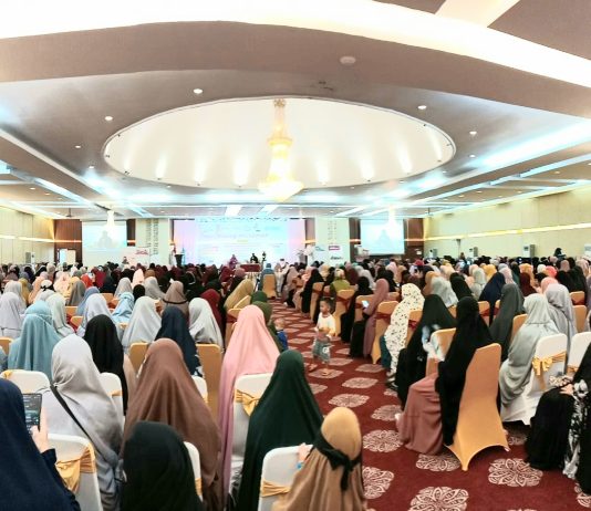 Jadi Narasumber Dialog Muslimah Sultra, Ustazah Khadijah Peggy Melati Ungkap Hakikat Hijrah