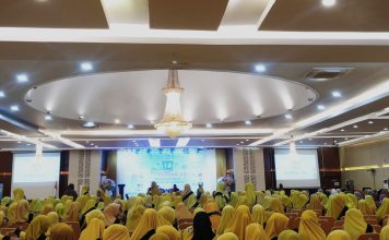 Ratusan Ibu-ibu Rumah Tangga Kota Kendari Ikuti Wisuda Dirosa Angkatan VII yang Digelar Oleh Muslimah Wahdah