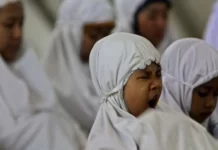 Fatwa | Ketika Bersin atau Menguap Saat Sedang Shalat, Adakah Ucapan Khususnya?