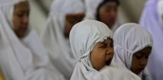 Fatwa | Ketika Bersin atau Menguap Saat Sedang Shalat, Adakah Ucapan Khususnya?