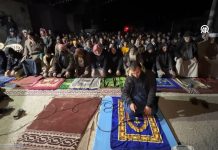 Muslim Gaza Sholat Tarwih Malam Pertama Ramadhan 1445 di Tengah Reruntuhan Bangunan Masjid