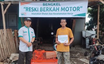 Berkah Mandiri | Wahdah Inspirasi Zakat Kolaka Bantu Kembangkan Bengkel Motor Pak Nasdar