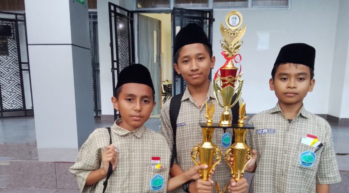 MTs Al Wahdah Kendari Kembali Raih Juara Pada Lomba LCT Matematika