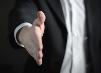 Fatwa Ulama | Berdiri Untuk Menyambut Orang yang Datang