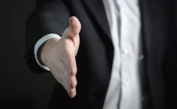 Fatwa Ulama | Berdiri Untuk Menyambut Orang yang Datang