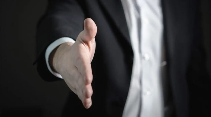 Fatwa Ulama | Berdiri Untuk Menyambut Orang yang Datang