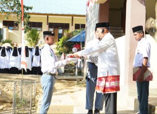Upacara Peringatan HUT RI ke-79 di IBS Wahdah Islamiyah Kendari: Ustaz Ikhwan Kapai Gelorakan Semangat Kemerdekaan dalam Jiwa Santri