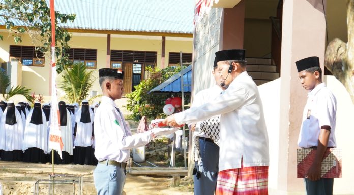 Upacara Peringatan HUT RI ke-79 di IBS Wahdah Islamiyah Kendari: Ustaz Ikhwan Kapai Gelorakan Semangat Kemerdekaan dalam Jiwa Santri
