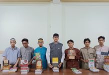 Terima Donasi Buku, Mahasantri Sekolah Dai Doakan Keberkahan untuk Para Donatur