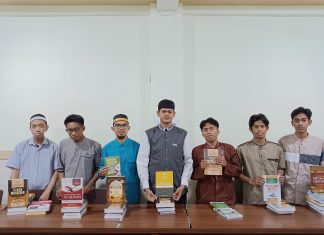 Terima Donasi Buku, Mahasantri Sekolah Dai Doakan Keberkahan untuk Para Donatur