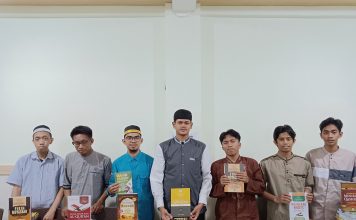 Terima Donasi Buku, Mahasantri Sekolah Dai Doakan Keberkahan untuk Para Donatur
