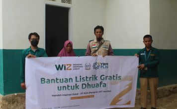 Kolaborasi WIZ Sultra dan YBM PLN Kendari Berikan Akses Listrik Bagi Keluarga Dhuafa di Kendari