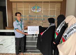 Muslimah Wahdah Sultra Kembali Salurkan Donasi Ratusan Juta Rupiah, Hadiah Buka Puasa untuk Pejuang al Aqsa
