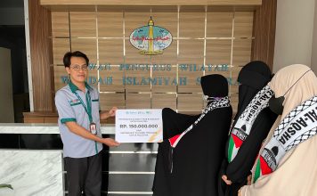 Muslimah Wahdah Sultra Kembali Salurkan Donasi Ratusan Juta Rupiah, Hadiah Buka Puasa untuk Pejuang al Aqsa