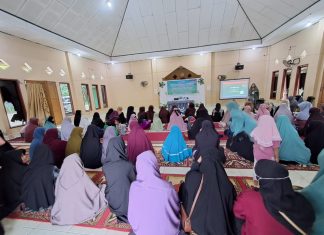 Wabup Bombana Apresiasi Muslimah Wahdah Tebar Ribuan Paket Ifthor di 5 Kecamatan