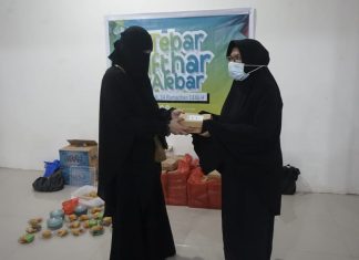 Ramadan Berkah, Muslimah Wahdah Kendari Salurkan Ribuan Paket Ifthar