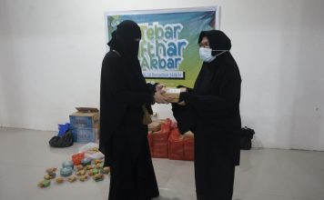 Ramadan Berkah, Muslimah Wahdah Kendari Salurkan Ribuan Paket Ifthar