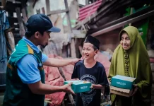 Dukung Program Pemenuhan Gizi Warga, WIZ Sultra Bagikan Ratusan Paket Makanan Gratis