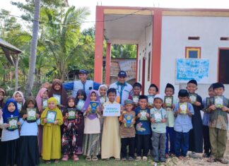 Keceriaan Santri TPQ Izza Kampung Oneha Sambut Mushaf dan Buku Iqra dari Laznas WIZ Sultra Gerai Kolaka