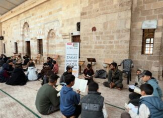 Puluhan Guru al Quran di Jalur Gaza Terima Dana Zakat dari Muhsinin Indonesia