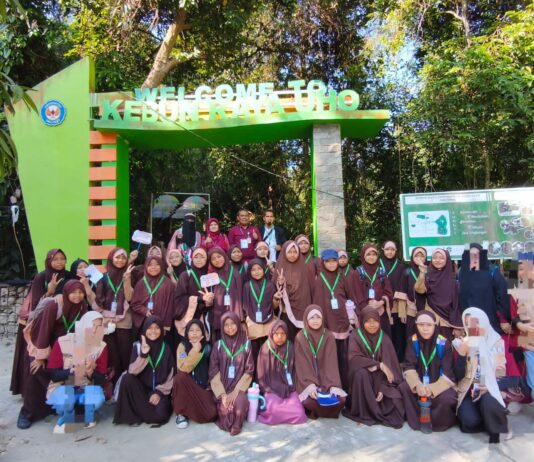 Belajar dari Alam, Tumbuh dengan Pengalaman: Antusiasme Siswa Kelas 6 dalam Kunjungan Edukasi di Kebun Raya UHO